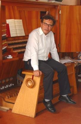 Prof. Dr. Gustav A. Krieg an der Kleuker-Orgel in der Marktkirche